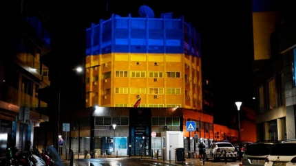 Portugalijos parama - Lisabonoje Rusijos ambasada nuspalvinta Ukrainos spalvomis