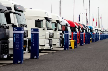 Šimtai sunkvežimių greitkelyje lėtai važiuos protestuodami prieš degalų kainas